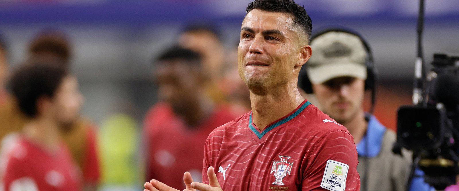 Cristiano Ronaldo aplaude visiblemente emocionado, con lágrimas, vestido con la camiseta de Portugal