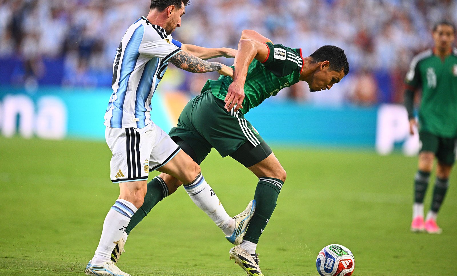 Lionel Messi disputa el balón cuerpo a cuerpo con un jugador de México durante un partido del Mundial
