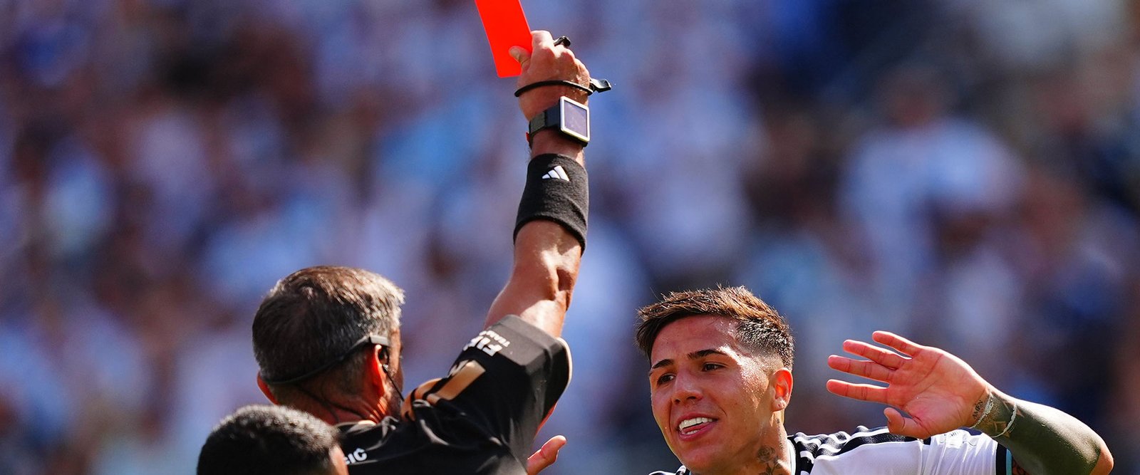 El árbitro muestra tarjeta roja directa a un jugador de Argentina, que protesta con las manos abiertas