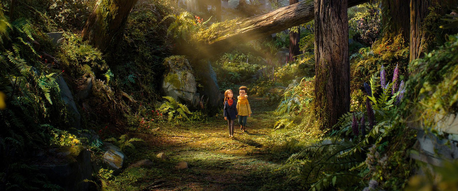 Dos niños, ella con bufanda roja y él con gafas e impermeable amarillo, caminan por un sendero de bosque con helechos y rayos de sol entre los troncos.