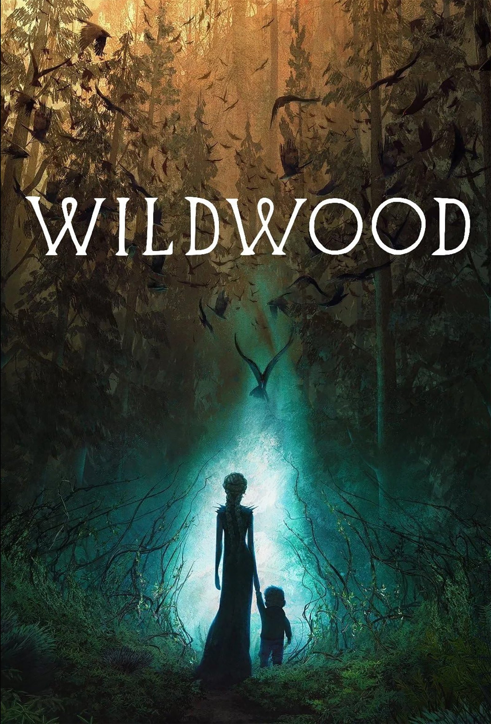 Cartel de Wildwood: una mujer alta, de silueta oscura, y un niño de la mano avanzan hacia una luz turquesa en un bosque de abetos poblado de cuervos.