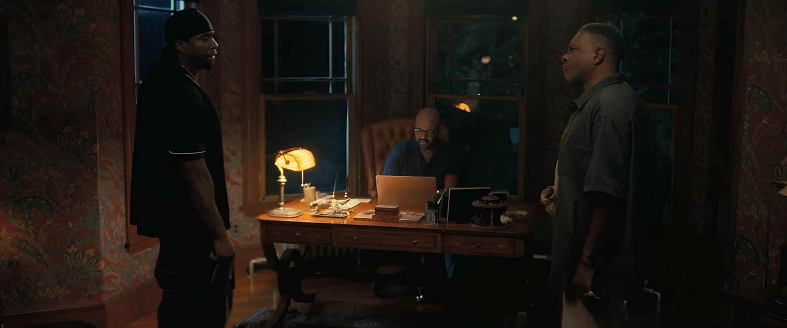 Van Go Jenkins y Willy the Wonker, los personajes de la novela de Monk, se enfrentan junto al escritorio donde él teclea de noche